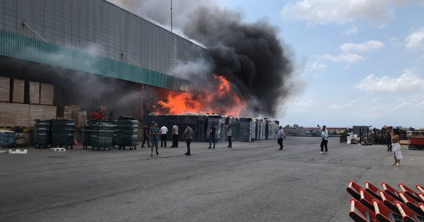 Zincir marketin deposunda yangın