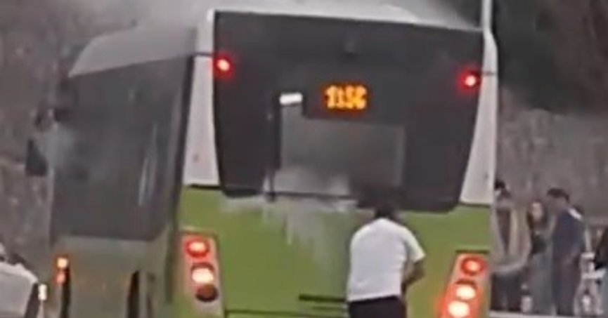 Belediye otobüsünden çıkan dumanlar korkuttu