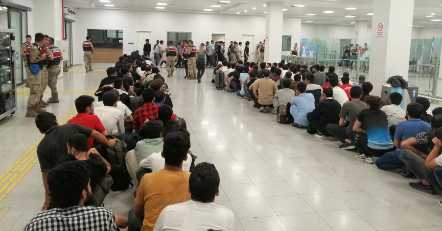 163 düzensiz göçmen  sınır dışı edildi