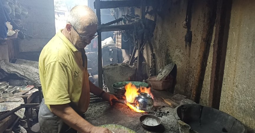 Kalaycılık mesleğini  52 yıldır sürdürüyor