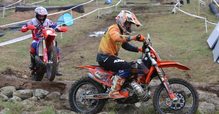 Zorlu parkurda yarıştılar