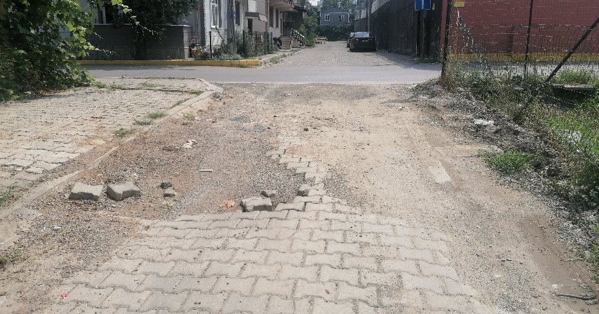 Bozulan yola  bakım gerekli