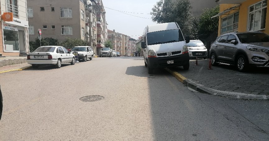Kaldırıma araç  parkı önlenmeli