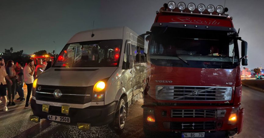 İşçi servisi tırla çarpıştı: 3 yaralı