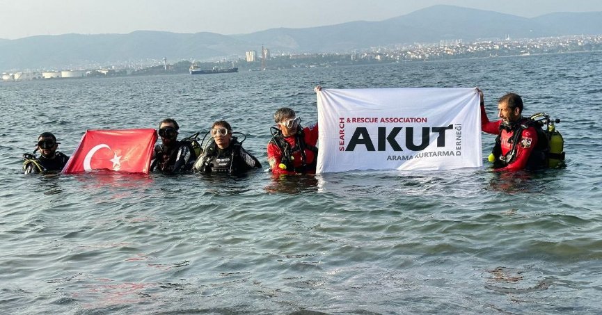 Batık şehre dalarak Türk Bayrağı açtılar