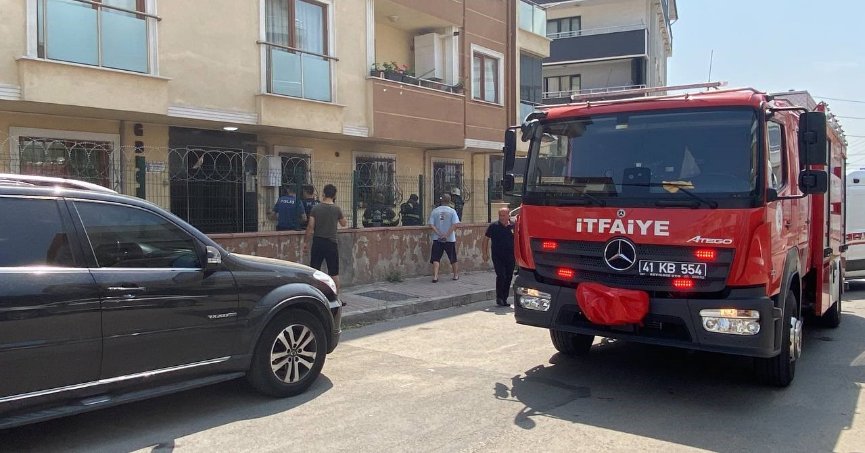Aynı saatte iki farklı binanın elektrik panosunda yangın