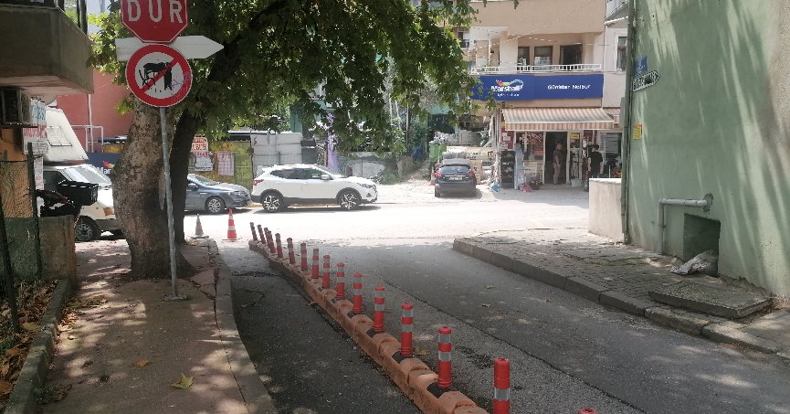 Yazılarla kirletilen  tabela temizlenmeli