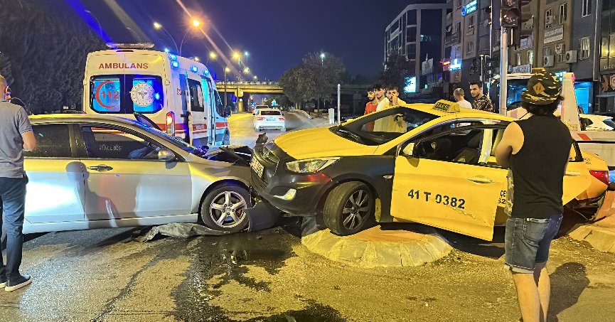 Ticari taksi ile otomobil çarpıştı: 3 yaralı