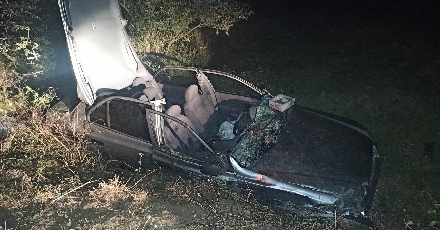 Devrilen otomobildeki karı koca ağır yaralandı