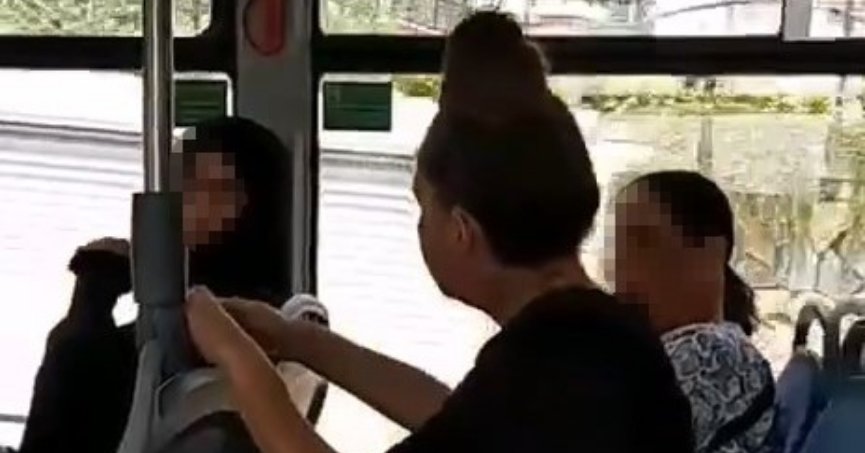 Tesettürlü kadına otobüste çirkin saldırı: “Peçeni al git”