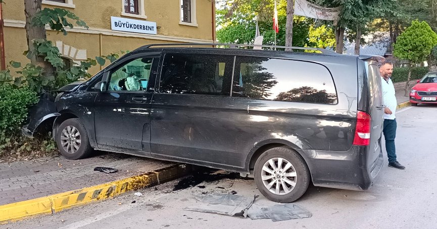 Turistleri taşıyan minibüs ağaca çarptı: 6 yaralı