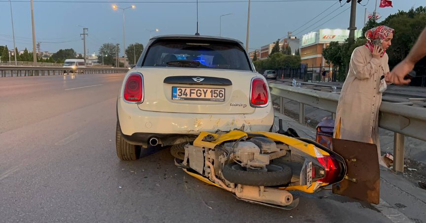 Motosikletiyle otomobile çarparak yaralandı