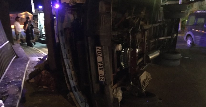 Kamyonet müftülük binası duvarına çarptı