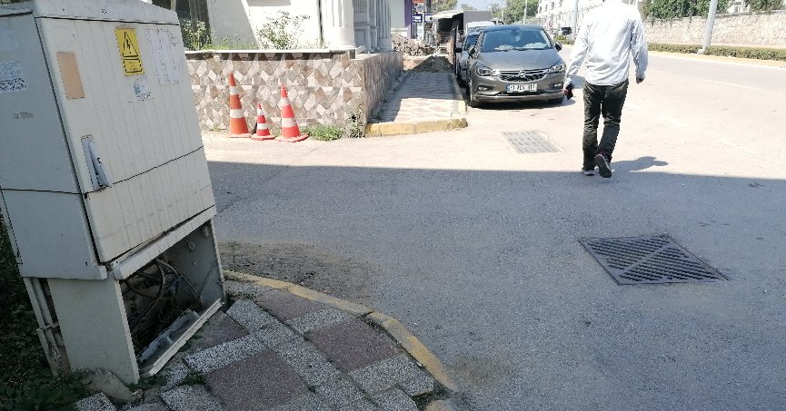 Elektrik kapağı yerine konulmalı