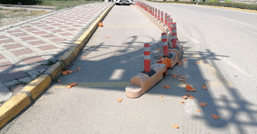 Yol kenarındaki dubalar tahrip olmuş durumda