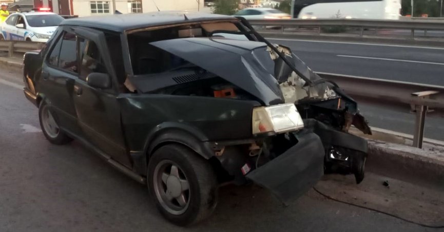 Otomobil bariyere çarptı: 3 yaralı