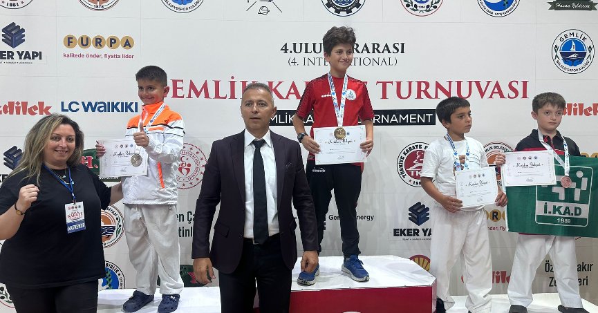 Körfezli karateciler kürsüden inmiyor