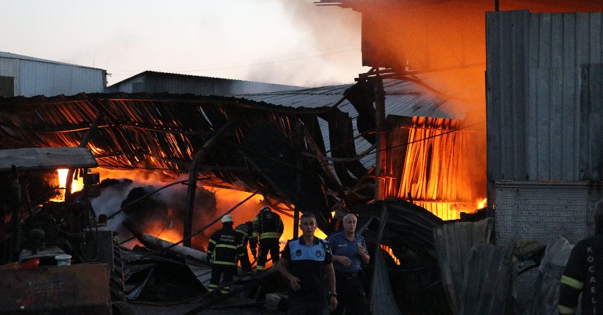 Atık kağıt deposundaki yangın söndürüldü