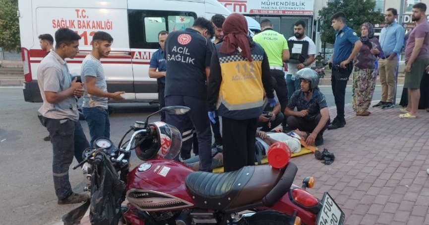 Otomobille motosiklet çarpıştı: 2 yaralı