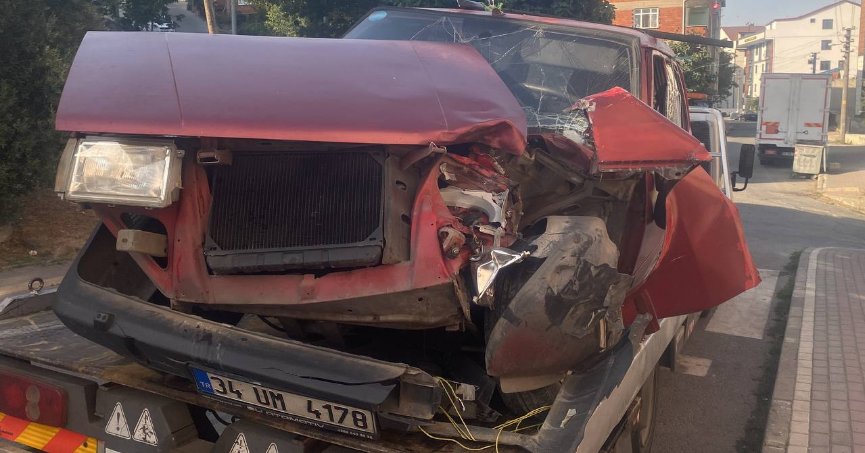 Freni tutmayan otomobil, servise çarptı: 6 yaralı