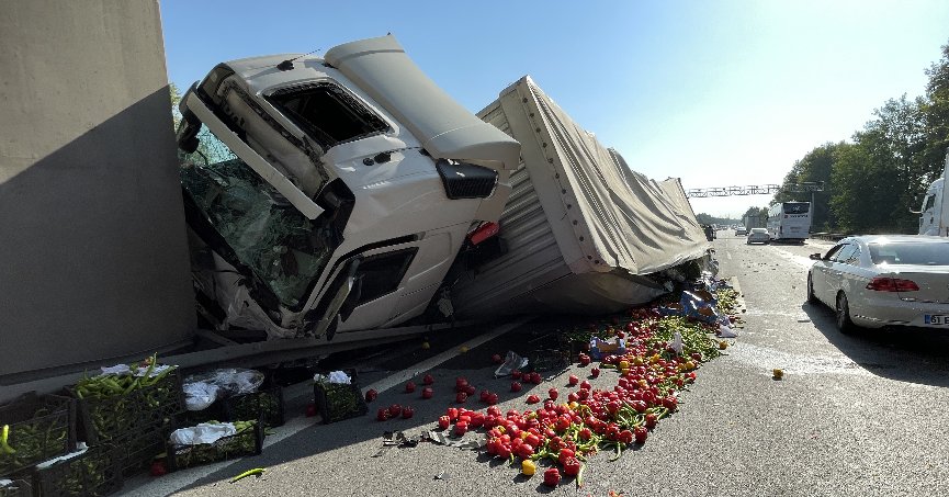 Lastiği patlayan sebze yüklü tır devrildi
