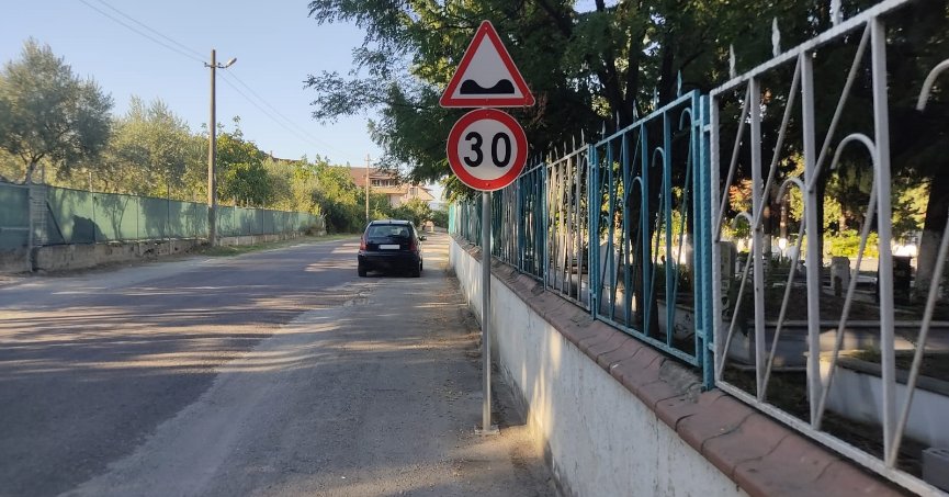 Caddeye yeni tabelalar konuldu