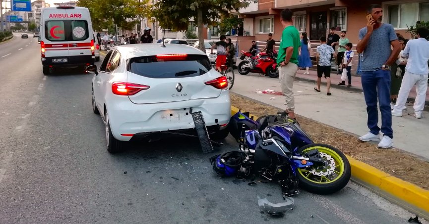 Motosiklet otomobille çarpıştı: 1 yaralı