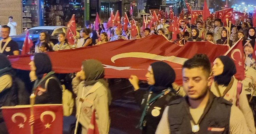 Yüzlerce kişi fener alayında buluştu