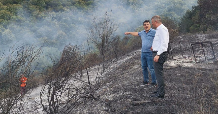 Gölcük’te çalılık alanda yangın