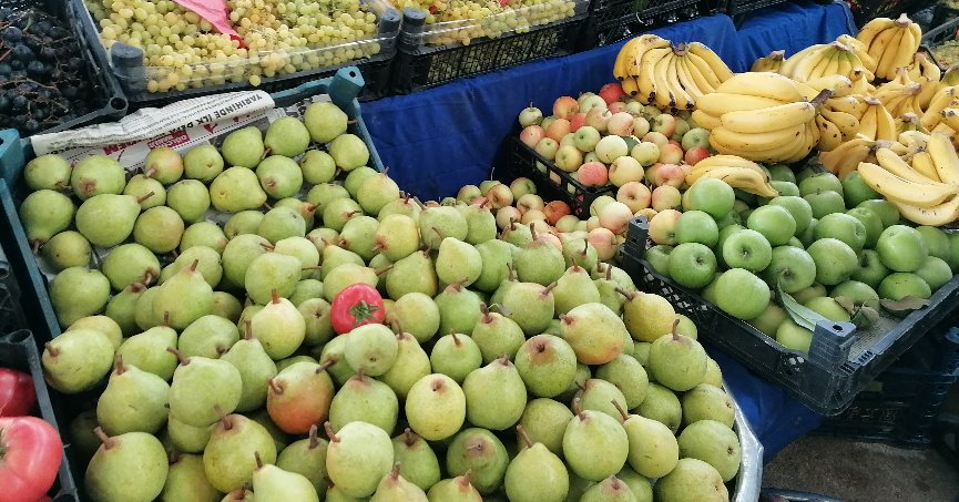 Semt pazarında ürün çeşitliliği dikkat çekiyor