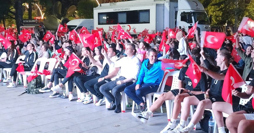 Voleybolda milli destanın  coşkusu Anıtpark’ı sardı