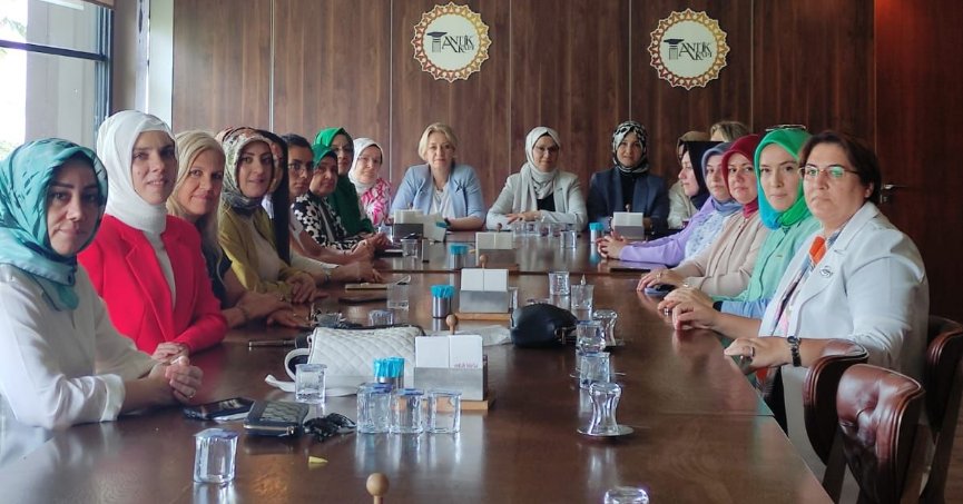 Özdemir, belediye meclis üyesi kadınlarla buluştu