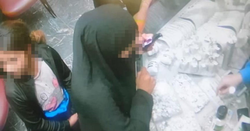 Kaşla göz arasında 60 bin TL’lik yüzükleri çaldılar