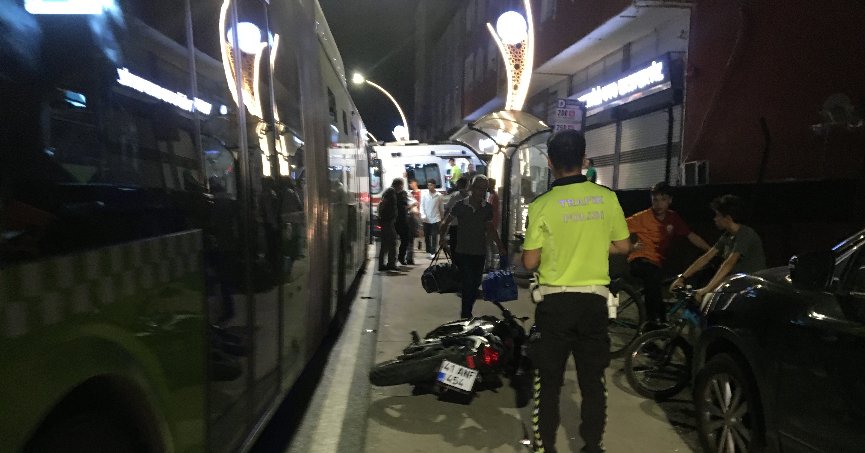 Alkollü sürücü otobüsten inen yolcuya çarptı: 2 yaralı