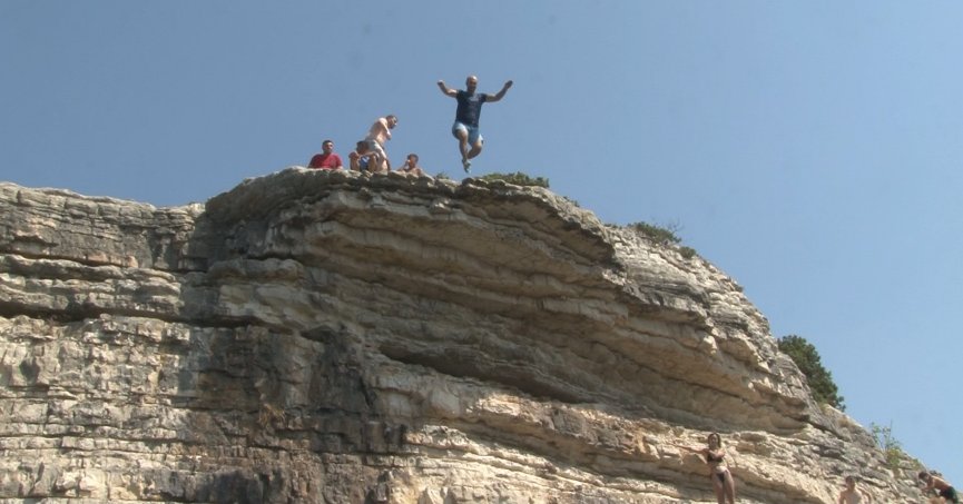 Kayalıklardan tehlikeli atlayış
