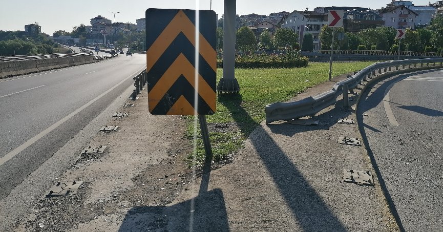 Anayoldaki bariyerler yenilenmeli