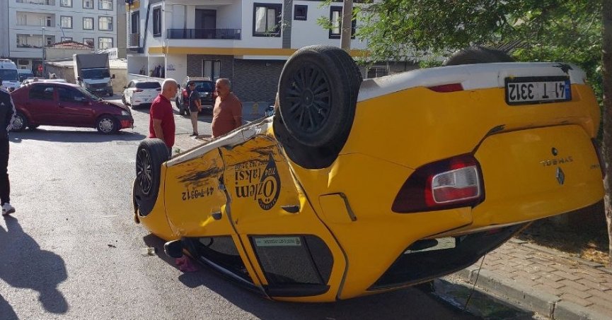 Otomobil ile taksi çarpıştı: 1 yaralı