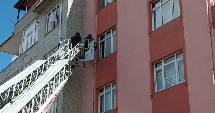 Sinir krizi geçirdi, kendini eve kilitledi