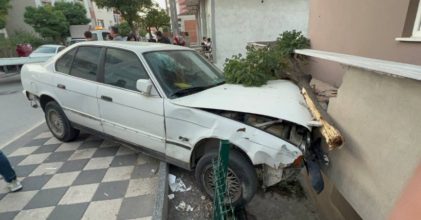 Balkon duvarına çarpan otomobilde 2 yaralı