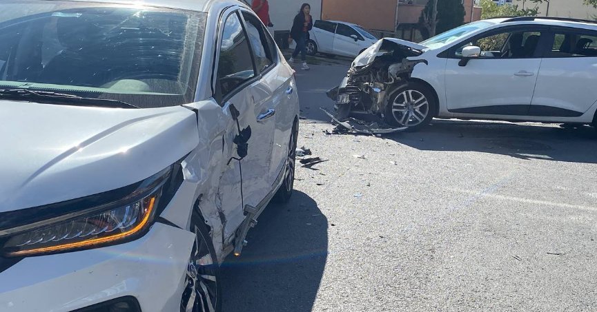 İki otomobil çarpıştı: 3 yaralı