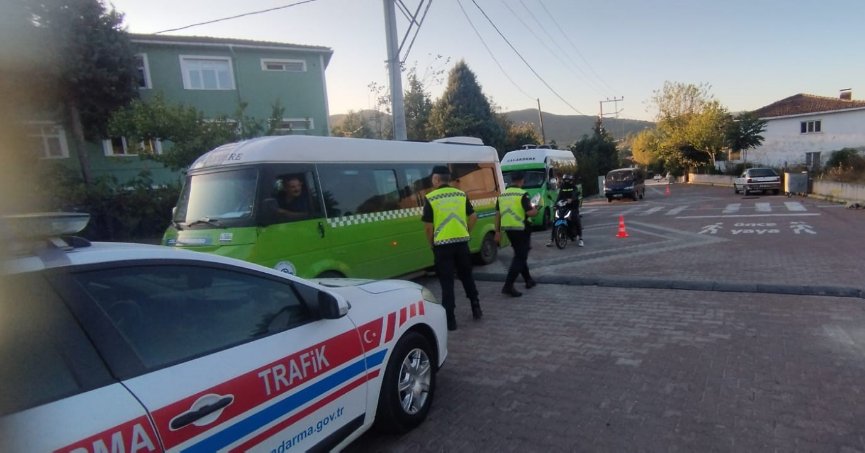 Jandarma, okul servis araçlarını kontrol etti