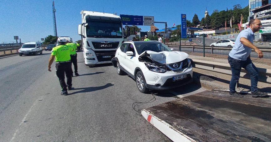 Tır, otomobile ve kamyonete çarptı