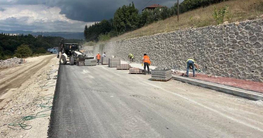4 şeritli caddede çalışmalar sürüyor