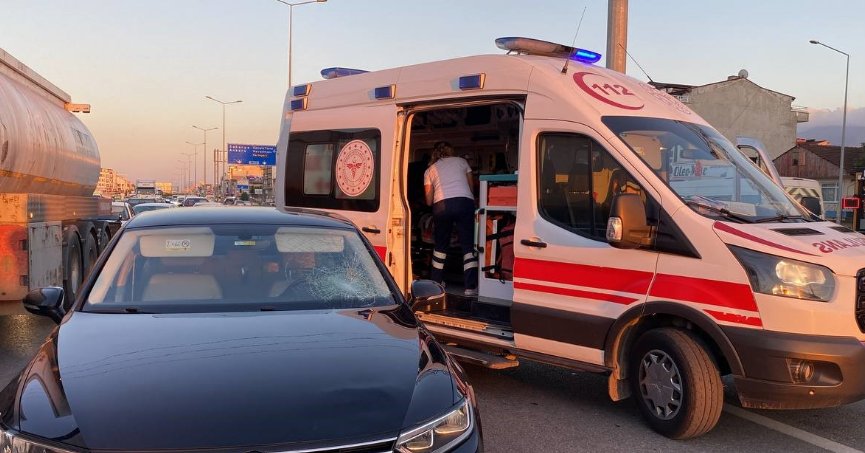 Üst geçidi kullanmadı otomobil çarptı