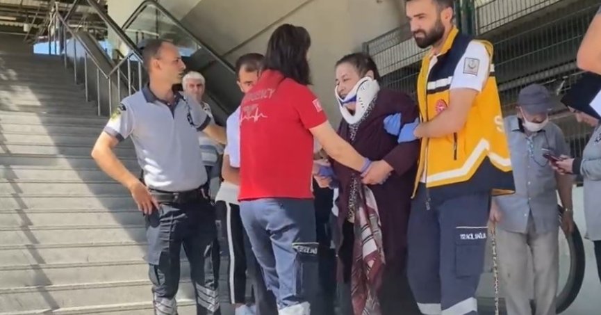 Yürüyen merdivenden düşen kadın yaralandı