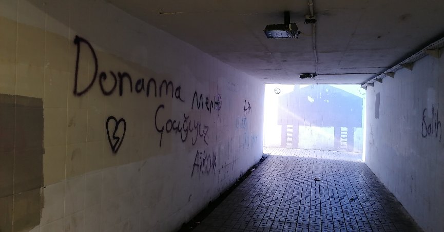 Altgeçit duvarlarına boyama gerekiyor