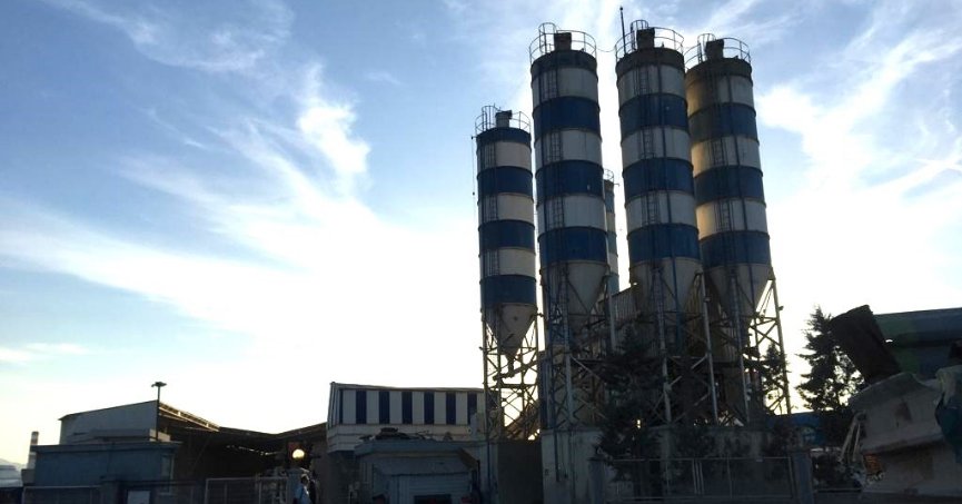 Beton santralinde yüksekten düşen işçi yaralandı