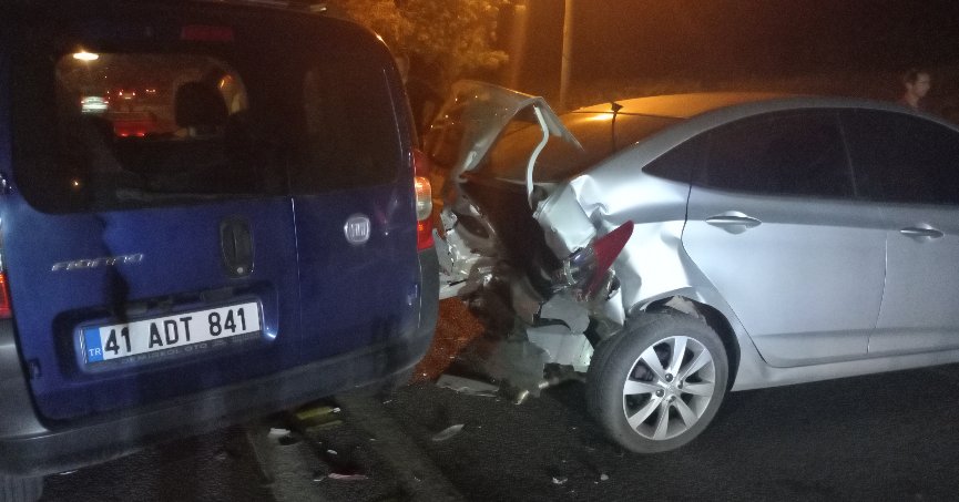 Hafif ticari araç ile otomobil çarpıştı: 2 yaralı