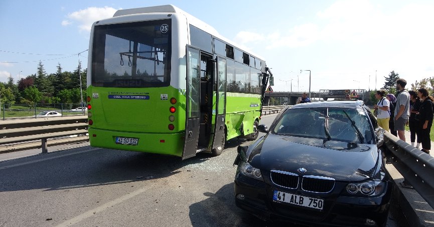 Halk otobüsüyle otomobil çarpıştı: 3 yaralı