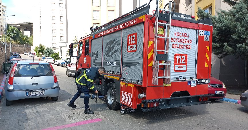 Çekyata eli sıkışan kadını itfaiye kurtardı